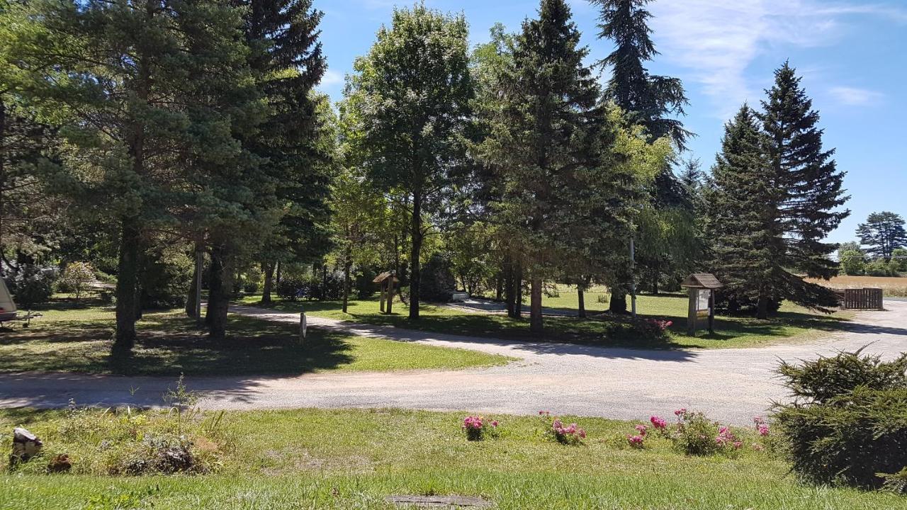 Camping Au Tour De L'Aveyron LʼHospitalet-du-Larzac Esterno foto